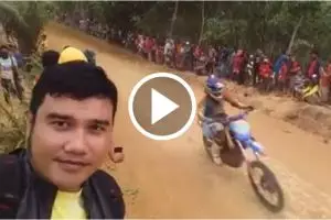 Pria asyik video selfie di tepi lintasan balap ini akhirnya tuai apes