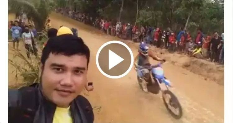 Pria asyik video selfie di tepi lintasan balap ini akhirnya tuai apes