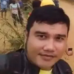 Pria asyik video selfie di tepi lintasan balap ini akhirnya tuai apes
