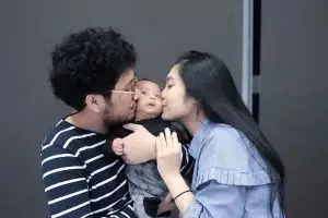 10 Potret kebahagiaan keluarga kecil Kunto Aji, family goals banget
