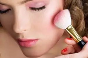 Girls, ini 7 makeup dan gaya rambut yang akan menjadi tren di 2017