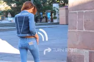 Celana jeans ini bisa tunjukkan jalan, bergetar kalau kamu salah arah