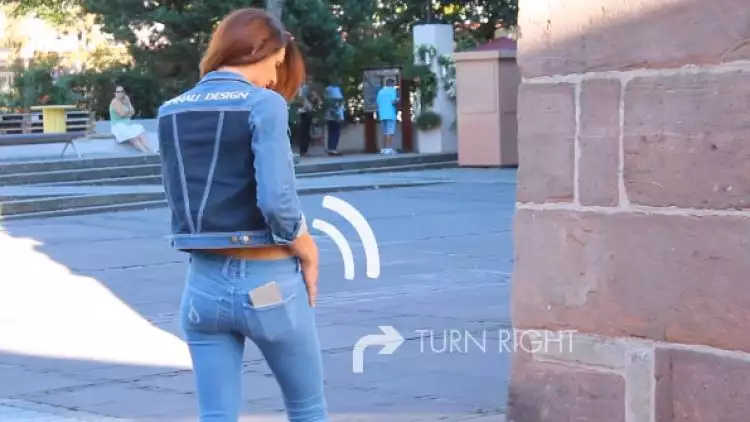 Celana jeans ini bisa tunjukkan jalan, bergetar kalau kamu salah arah