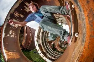 Tak melihat, anak muda ini sangat lihai bermain skateboard, keren