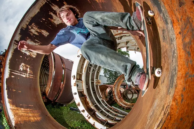 Tak melihat, anak muda ini sangat lihai bermain skateboard, keren