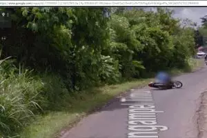 Waduh, seorang ibu jatuh dari motor terekam Google Street View