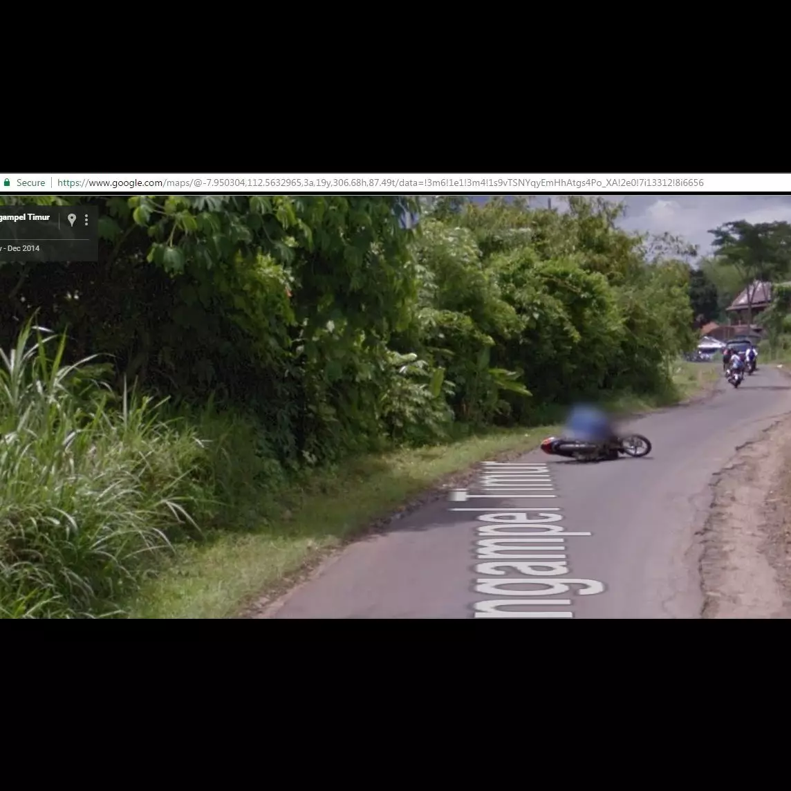 Waduh, seorang ibu jatuh dari motor terekam Google Street View