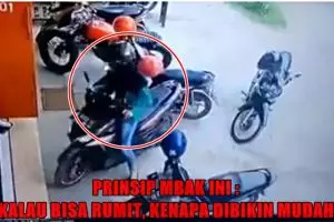 Aksi cewek keluarkan motor dari tempat parkir ini bikin gagal paham