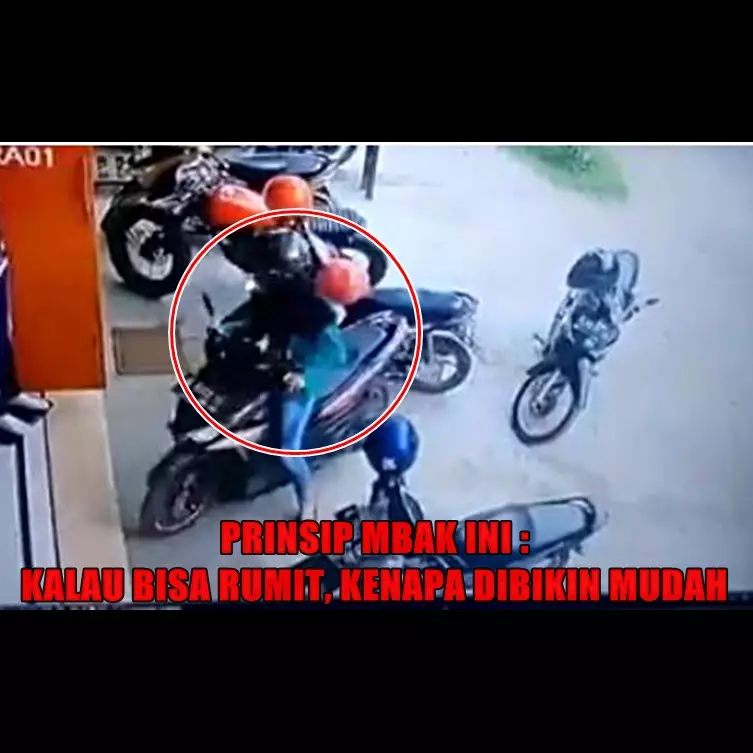 Aksi cewek keluarkan motor dari tempat parkir ini bikin gagal paham