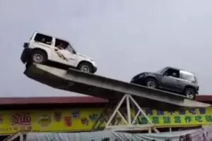 Aksi sopir main jungkat-jungkit pakai mobil ini buat jantung mau copot