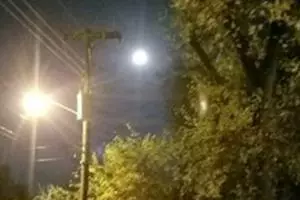 Ingin potret bulan purnama, orang ini justru lihat sosok misterius