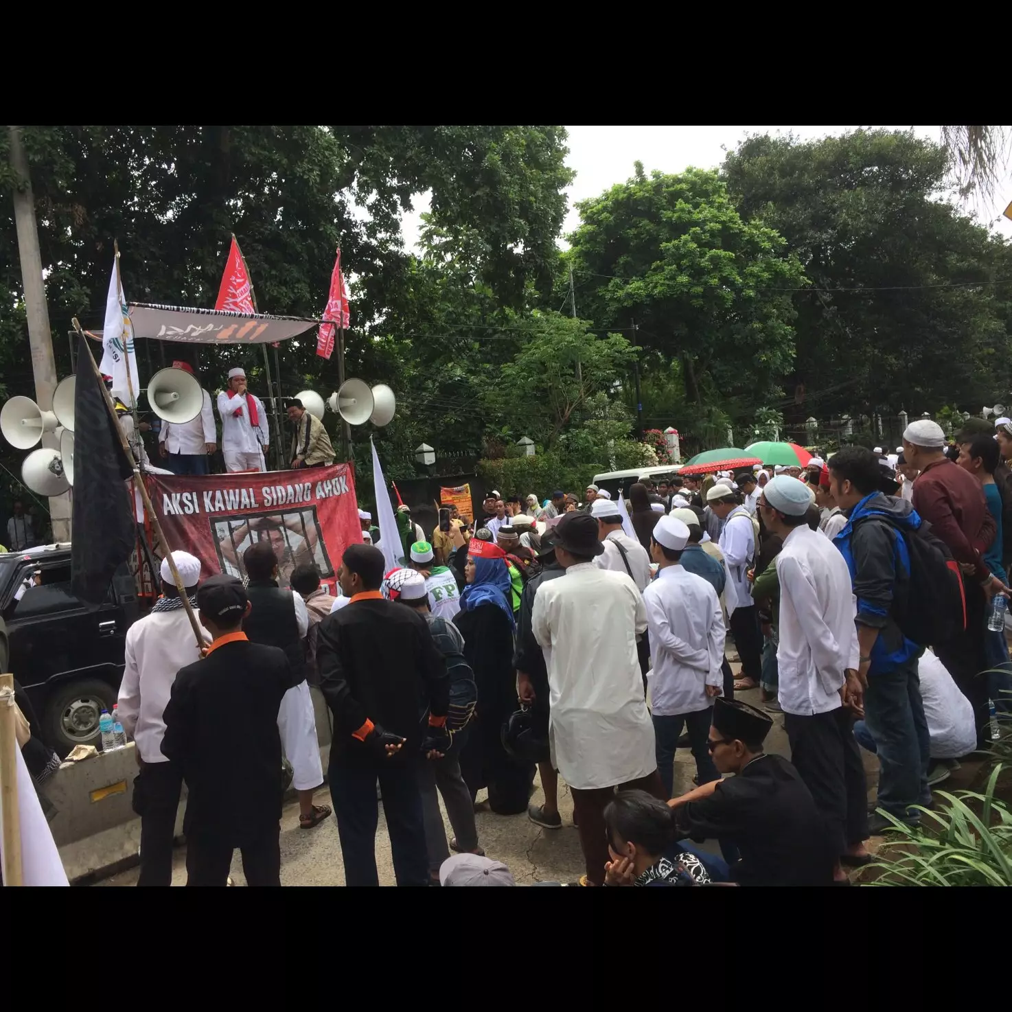 Sidang keenam massa pendukung kedua belah pihak berkurang, kenapa yah?