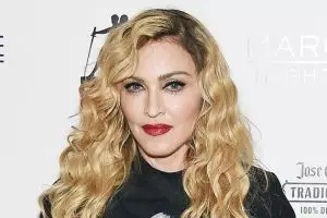 Madonna bikin heboh netizen, unggah foto tato logo Nike di area intim