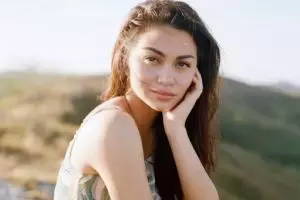 Foto Ariel Tatum pakai busana Jawa ini banjir komentar, kenapa ya?