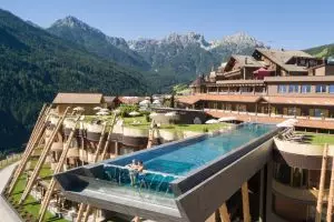 Kolam renang transparan di ketinggian 20 meter ini beri sensasi aduhai