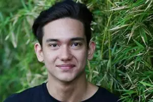 10 Foto transformasi Adipati Dolken ini bukti dia gantengnya awet