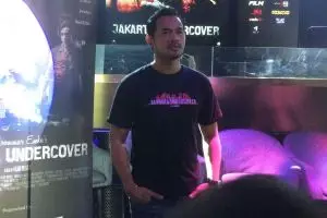 Begini pengalaman Oka Antara mencoba shushi dengan wadah tubuh wanita