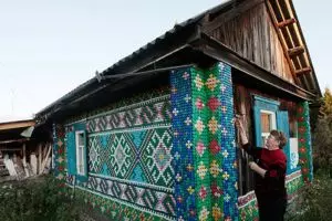 Wanita ini hias rumahnya pakai 30 ribu tutup botol, hasilnya memukau