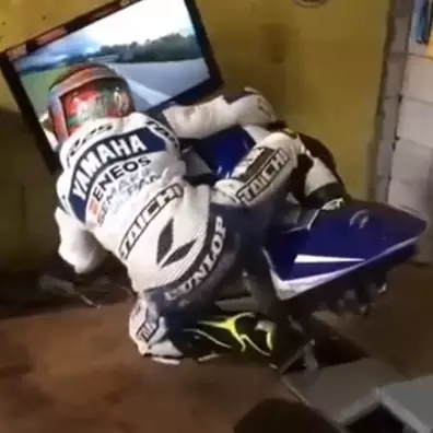 Aksi kocak orang berlatih balap pakai simulator ini kreatif abis