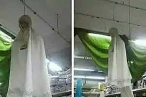 Cara penjual pajang mukena ini malah bikin pengunjung takut, seram ya?