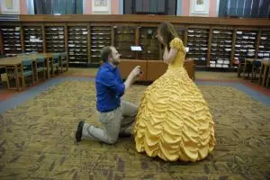 Pria ini melamar dengan menjahit gaun ala Belle 'Beauty and The Beast'