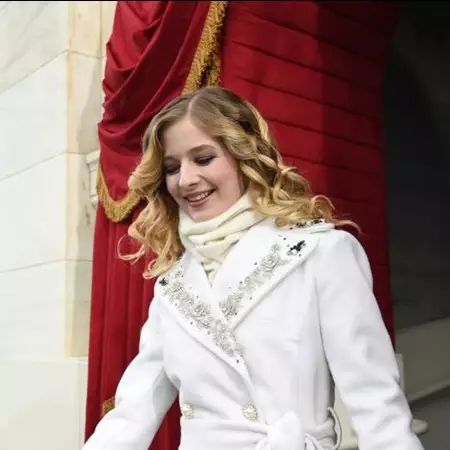 Ini dia cewek cantik yang menyanyi saat pelantikan Donald Trump