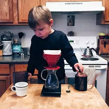 Balita ini juara, kecil-kecil sudah bergelar barista termuda di dunia