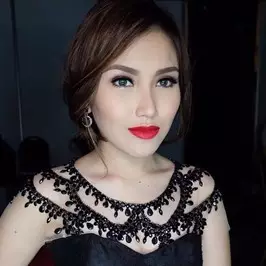 Siap-siap melongo, ini harga 13 outfit kece koleksi Ayu Ting Ting