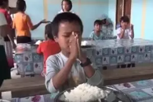 Anak tuna rungu berdoa sebelum makan ini bikin terharu