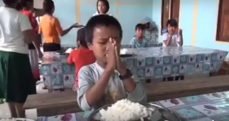 Anak tuna rungu berdoa sebelum makan ini bikin terharu