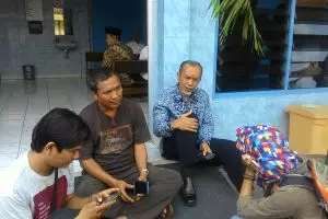 Gaya Rektor UII saat tunggui jenazah mahasiswanya, bersahaja banget