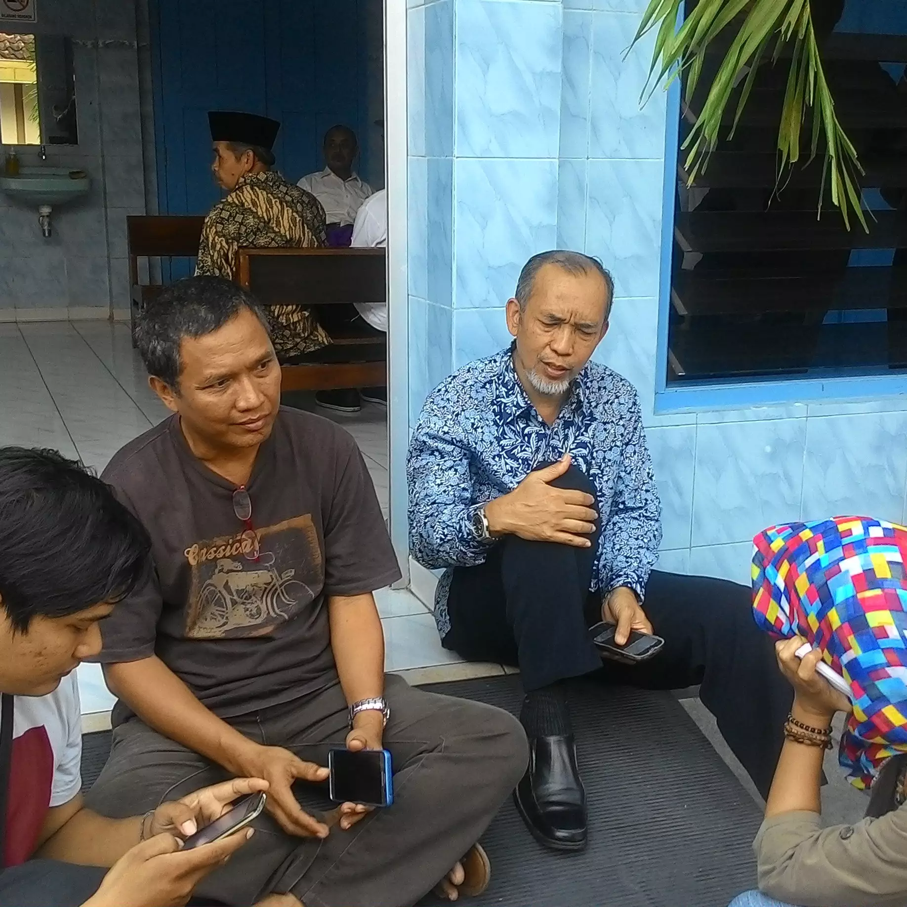 Gaya Rektor UII saat tunggui jenazah mahasiswanya, bersahaja banget