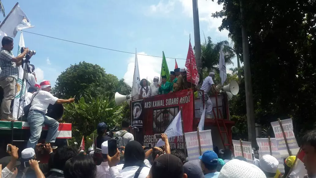 'Perang ini harus kita menangkan', puisi Taufiq Ismail di sidang Ahok