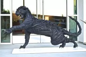 10 Patung ini terbuat dari ratusan ban bekas, hasilnya tak kamu sangka