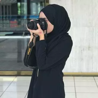 Ada yang janggal di foto wanita berpose pakai kamera DSLR ini, apa ya?