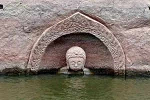 Patung Buddha berusia 600 tahun ini muncul di tempat yang tak disangka