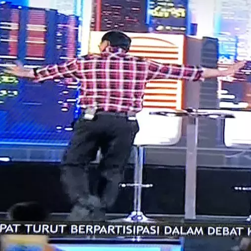 Reaksi kocak Ahok saat Sylvi &amp; Anies 'bisik-bisik' pertanyaan