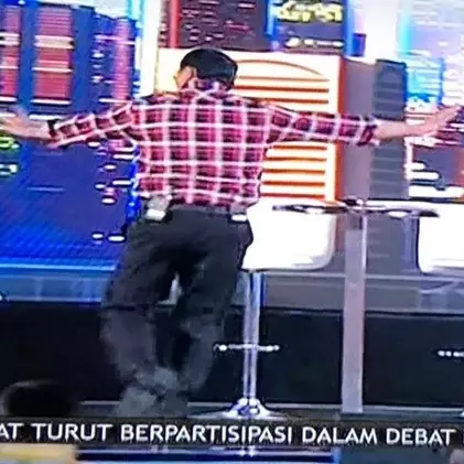 Heboh aksi Ahok 'lerai' Sylvi &amp; Anies, netizen sandingkan adegan film