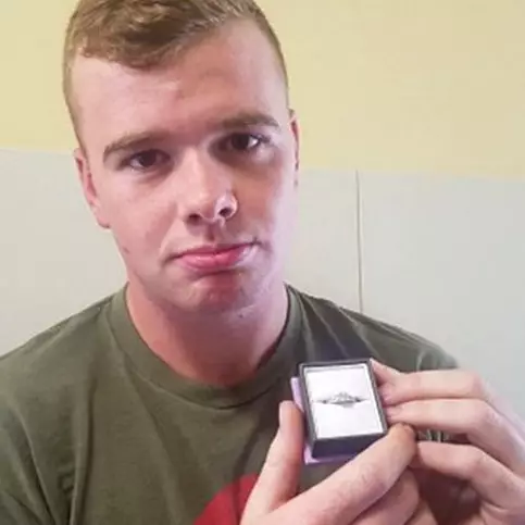 2 Tahun pacaran dan lamaran ditolak, pria ini lelang cincin Rp 13 ribu