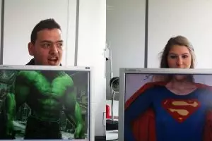 13 Foto gabungan orang dan LCD ini pas banget deh!