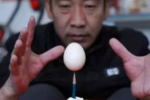 15 Aksi jaga keseimbangan ini menegangkan, kamu pasti melongo deh