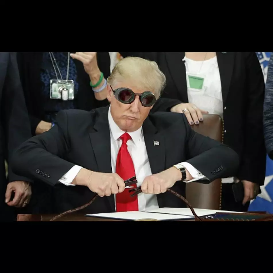 17 Foto editan saat Donald Trump memegang bolpen ini kocak banget