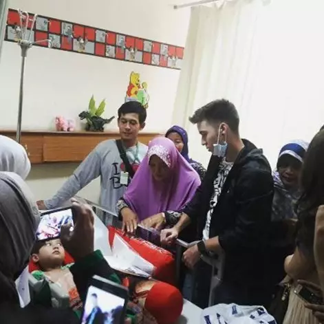 Stefan William besuk bocah yang diamputasi kedua tangannya, bikin haru