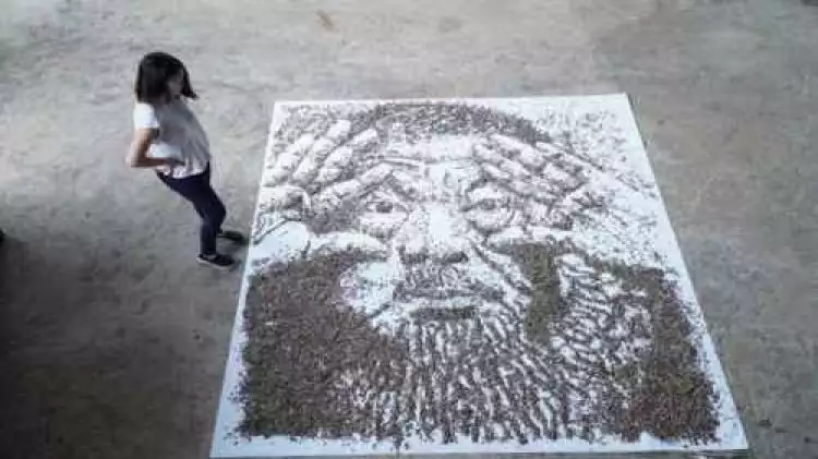 Keren, wanita ini membuat lukisan dari biji bunga matahari