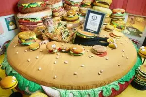 Pria ini koleksi replika hamburger sebanyak 3.724 buah, wow!