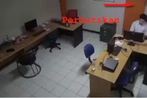 Baru sibuk lembur, pria ini malah diganggu munculnya makhluk halus