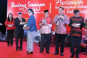 Trimedya Panjaitan, pernah jadi tukang cuci bemo dan calo karcis