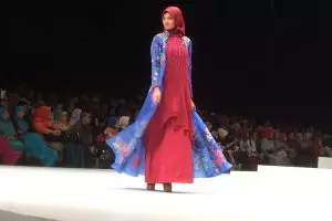 Busana muslimah desainer Sumbar ini bertabur swarovski