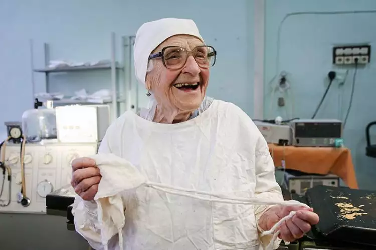 Usia 89 tahun, ahli bedah ini masih kuat tangani 4 operasi per hari