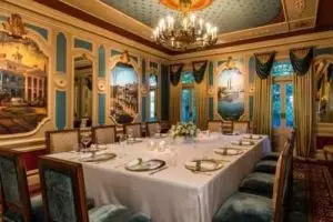 Di restoran eksklusif ini, biaya makan malam Rp 200 juta